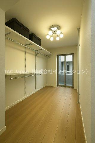 中古一戸建て｜◆トヨタホーム設計・施工◆軽量鉄骨造の注文住宅　台東区日本堤の収納|暮らしをすっきり整えるウォークインクローゼットスペースは、衣類から日用品まで余裕を持ってしまえ、いつも整った美しい住まいを保つことができます。※CG画像加工を行っています。