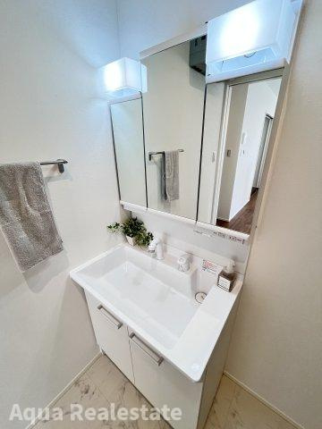 オール電化デザイナーズハウス高松市太田上町建売⑥の独立洗面台|脱衣所は小さなお子様がいるご家庭でも重宝されております。