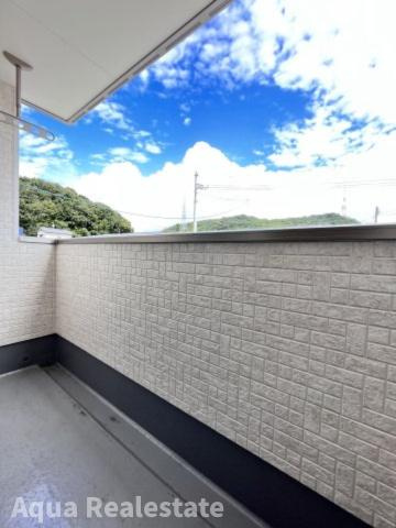 オール電化デザイナーズハウス高松市太田上町建売⑥のバルコニー|子供部屋にもちょうどいい大きさのお部屋です。