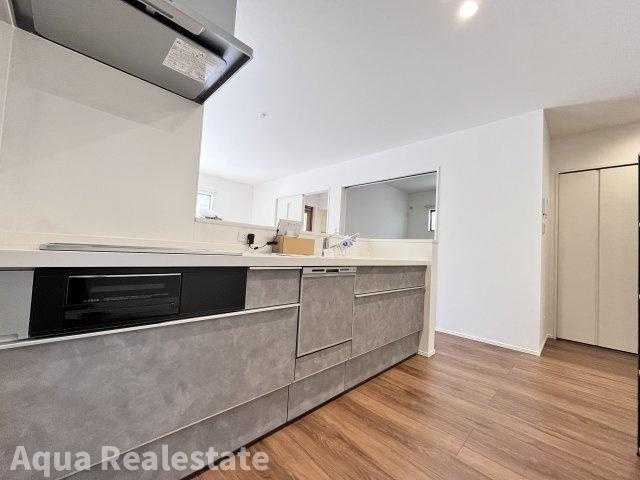 オール電化デザイナーズハウス高松市太田上町建売⑥のキッチン|お食事中もキッチンの奥様との会話が楽しめるダイニングキッチンスペース。