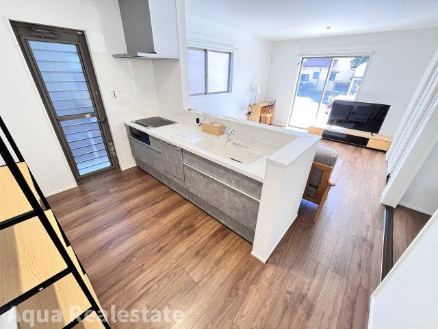 オール電化デザイナーズハウス高松市太田上町建売⑥のキッチン|作業スペースが広く家事動線をゆったりと確保できるキッチンです。