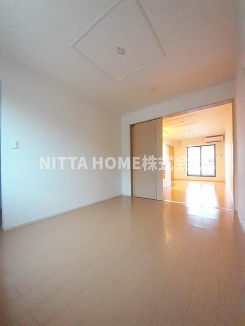 メゾン　フローラルの内装|引き戸を開けると広く使えることができる洋室です★