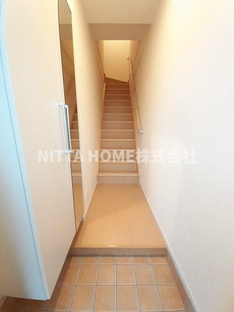 メゾン　フローラルの玄関|居住スペースは2階です◇ミラー付きのシューズボックス設置済み○