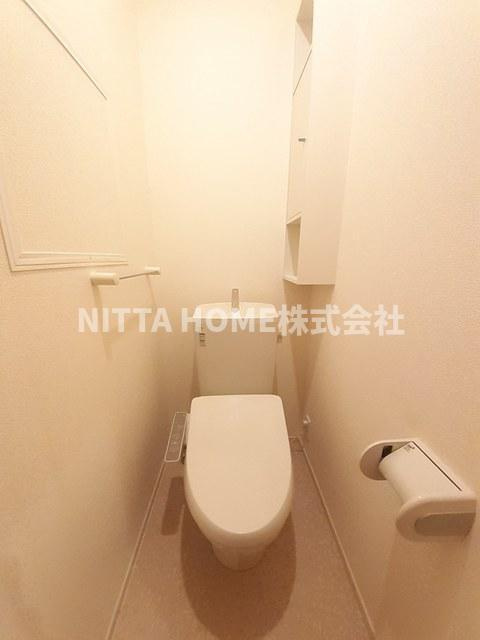 メゾン　フローラルのトイレ|ウオシュレット付きのトイレ＊収納も付いています○