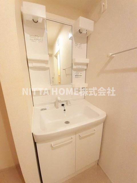 メゾン　フローラルの洗面所|広い洗面スペース＊人気のシャワー付きです◆