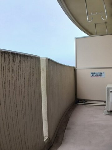 【バルコニー】 | Ｃｏｎ　Ｂｒｉｏ | 外からの目が気にならないバルコニーで洗濯物が干せます