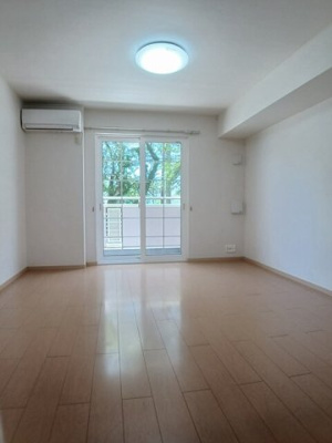 【居間・リビング】 | オーヴＡ＆Ｍ | こちらの居間で趣味の時間をお楽しみください