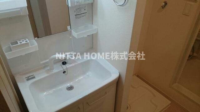 アンジュ　ドゥの洗面所|シャワー付きの洗面台朝の準備も楽々です♪