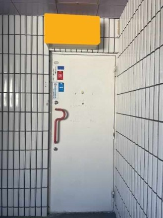 ニューマダム館の玄関