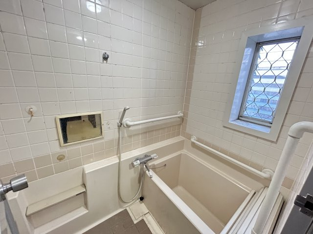 津乃峰町長浜中古戸建の浴室