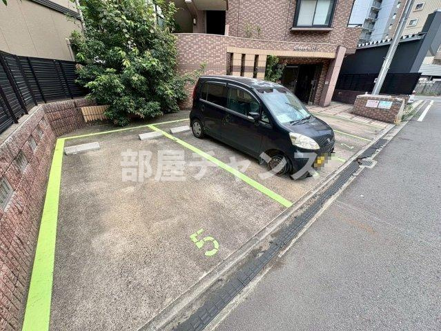 CRECER新栄の駐車場