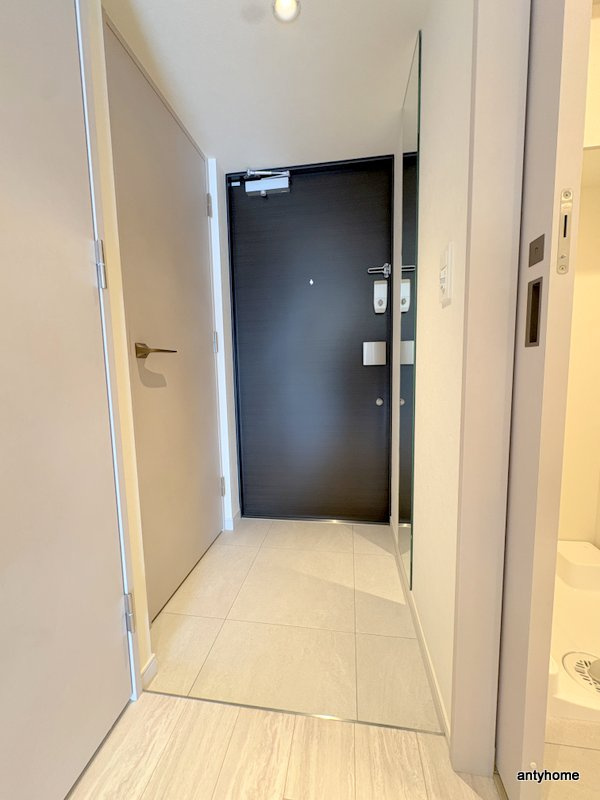 コンフォリア・リヴ博労町一丁目Q　仲介手数料無料の玄関