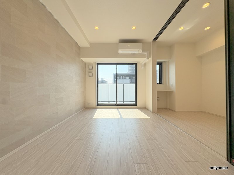 コンフォリア・リヴ博労町一丁目Q　仲介手数料無料の居間・リビング