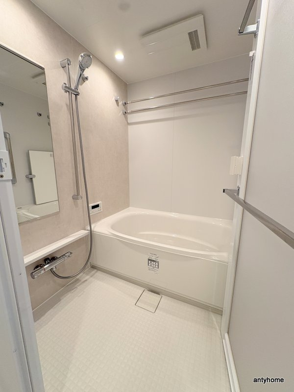 コンフォリア・リヴ博労町一丁目Q　仲介手数料無料の浴室