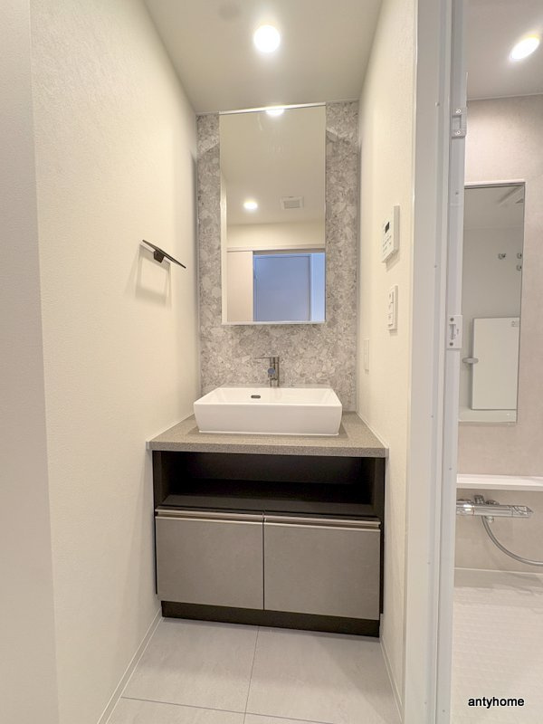 コンフォリア・リヴ博労町一丁目Q　仲介手数料無料の洗面所