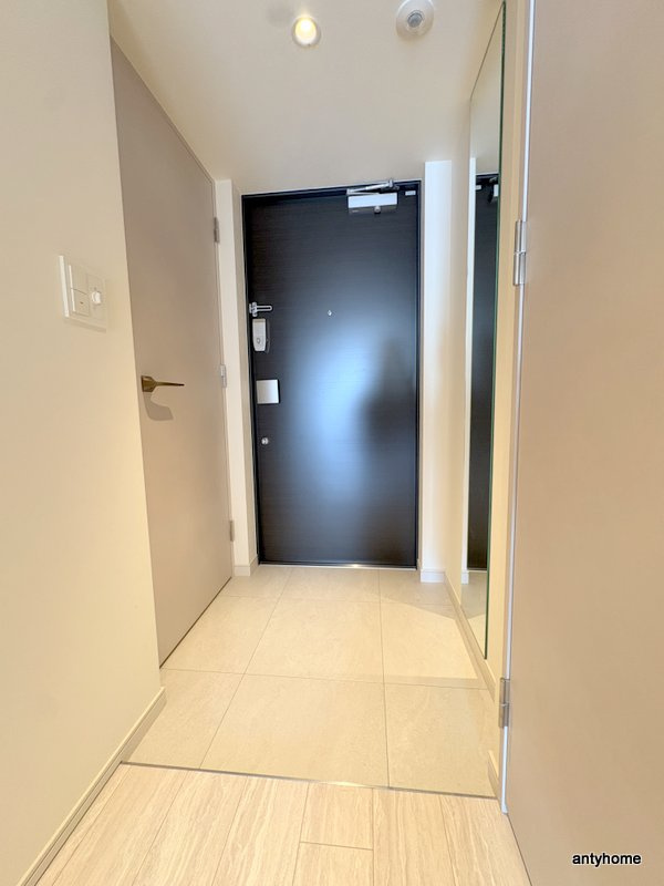 コンフォリア・リヴ博労町一丁目Q　仲介手数料無料の玄関