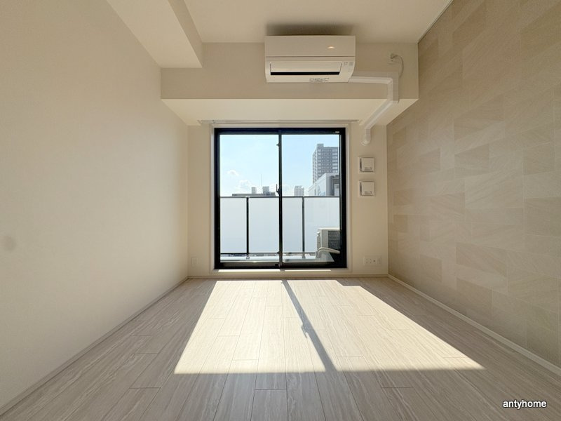 コンフォリア・リヴ博労町一丁目Q　仲介手数料無料の居間・リビング