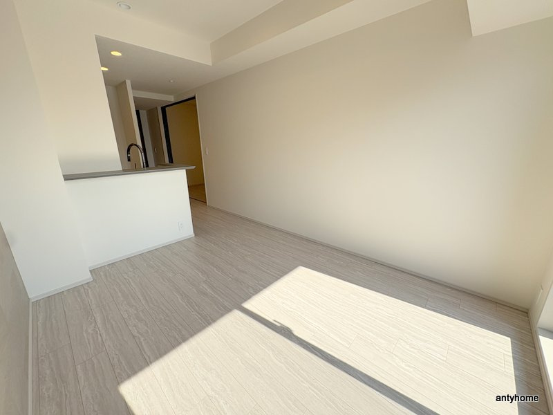 コンフォリア・リヴ博労町一丁目Q　仲介手数料無料の居間・リビング