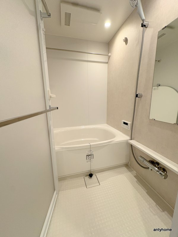 コンフォリア・リヴ博労町一丁目Q　仲介手数料無料の浴室