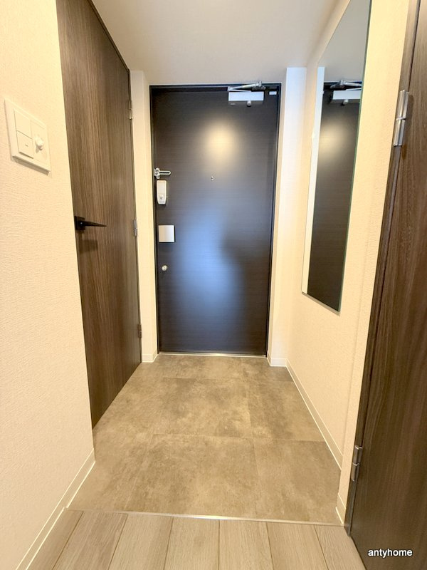 コンフォリア・リヴ博労町一丁目Q　仲介手数料無料の玄関