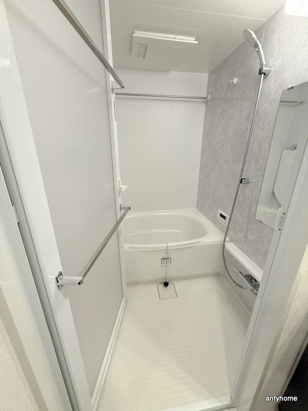 コンフォリア・リヴ博労町一丁目Q　仲介手数料無料の浴室