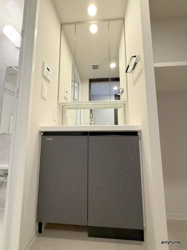 コンフォリア・リヴ博労町一丁目Q　仲介手数料無料の洗面所