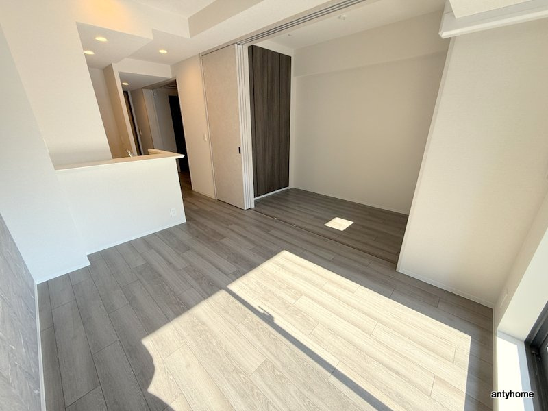 コンフォリア・リヴ博労町一丁目Q　仲介手数料無料の居間・リビング