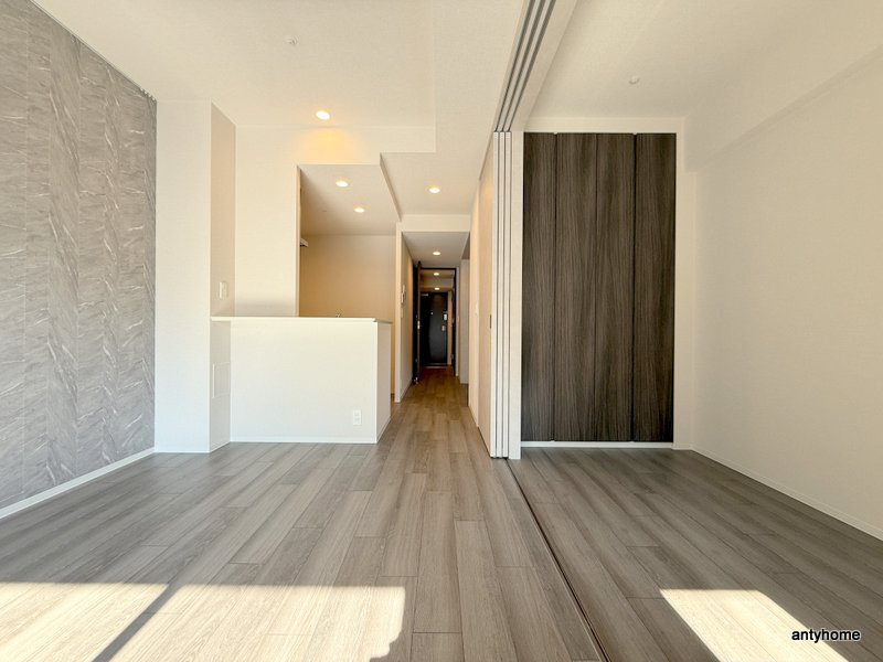 コンフォリア・リヴ博労町一丁目Q　仲介手数料無料の居間・リビング