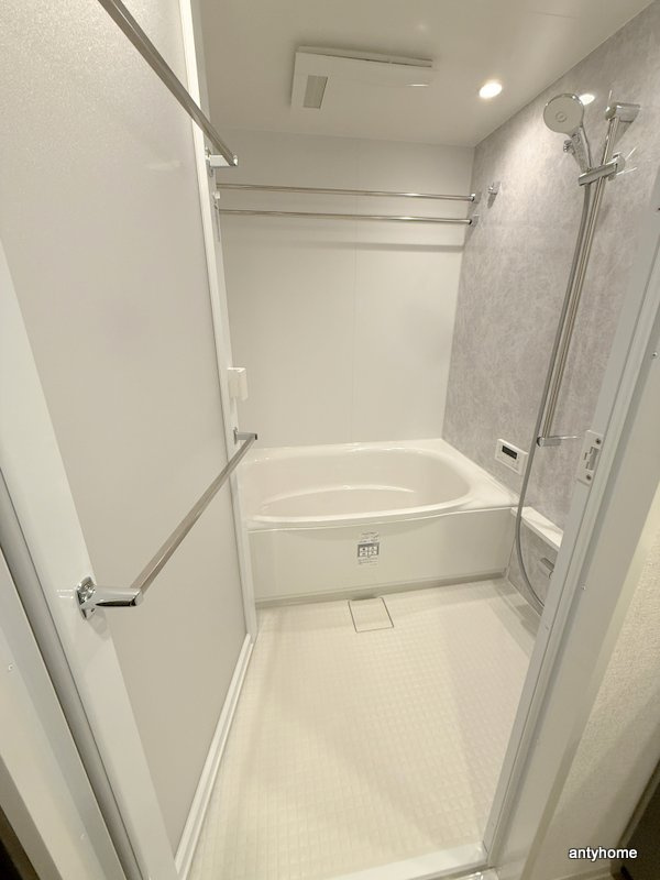 コンフォリア・リヴ博労町一丁目Q　仲介手数料無料の浴室