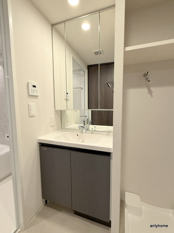 コンフォリア・リヴ博労町一丁目Q　仲介手数料無料の洗面所