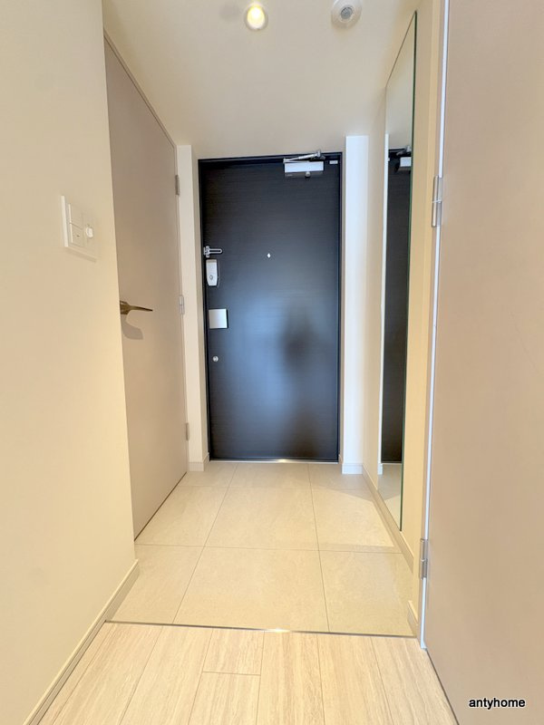 コンフォリア・リヴ博労町一丁目Q　仲介手数料無料の玄関