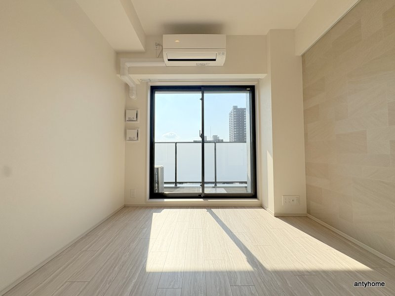 コンフォリア・リヴ博労町一丁目Q　仲介手数料無料の居間・リビング