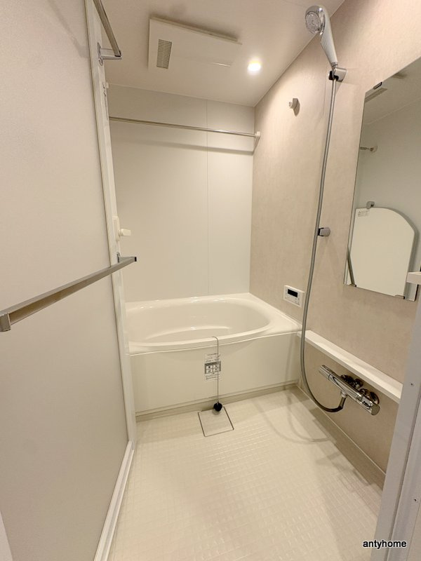 コンフォリア・リヴ博労町一丁目Q　仲介手数料無料の浴室