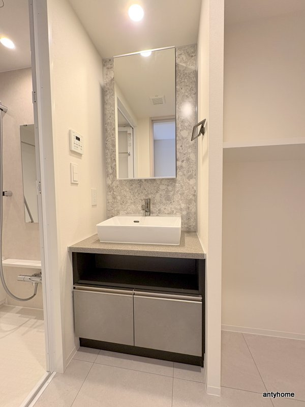 コンフォリア・リヴ博労町一丁目Q　仲介手数料無料の洗面所