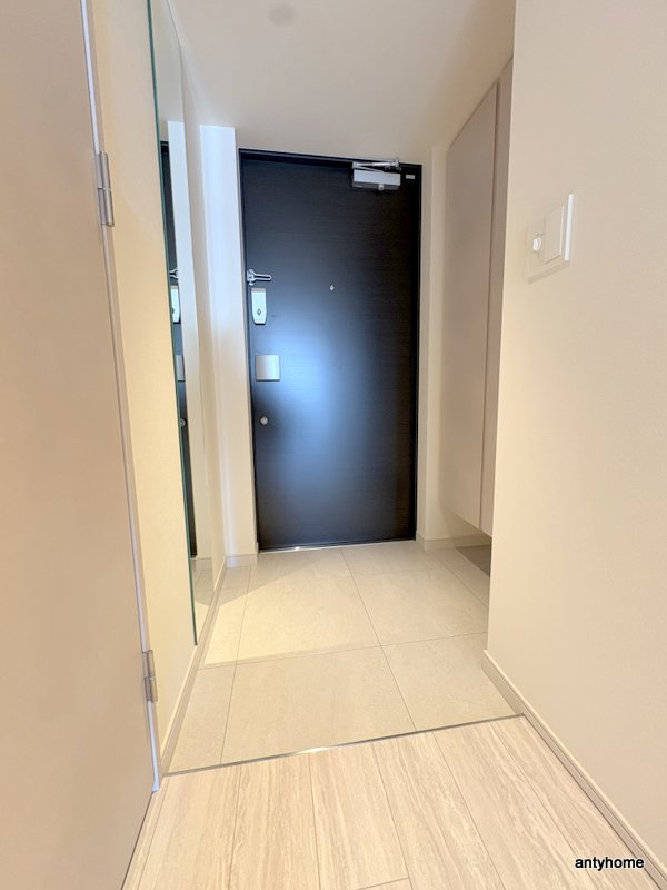 コンフォリア・リヴ博労町一丁目Q　仲介手数料無料の玄関