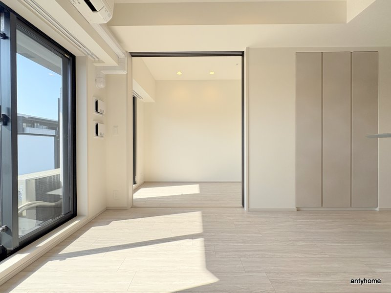 コンフォリア・リヴ博労町一丁目Q　仲介手数料無料の居間・リビング