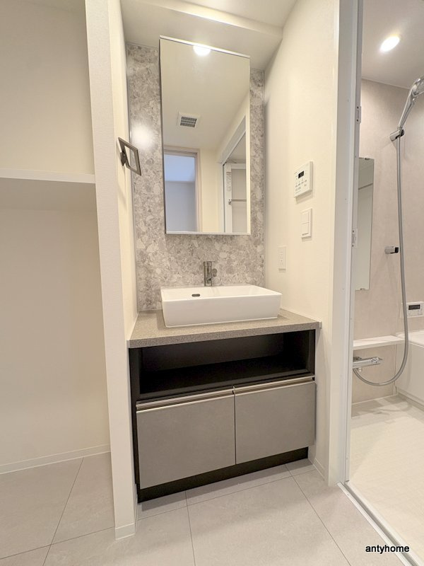 コンフォリア・リヴ博労町一丁目Q　仲介手数料無料の洗面所