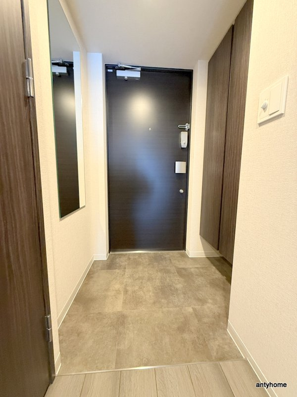 コンフォリア・リヴ博労町一丁目Q　仲介手数料無料の玄関