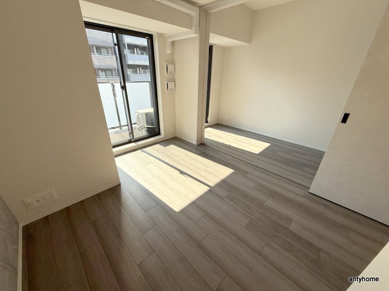 コンフォリア・リヴ博労町一丁目Q　仲介手数料無料の居間・リビング