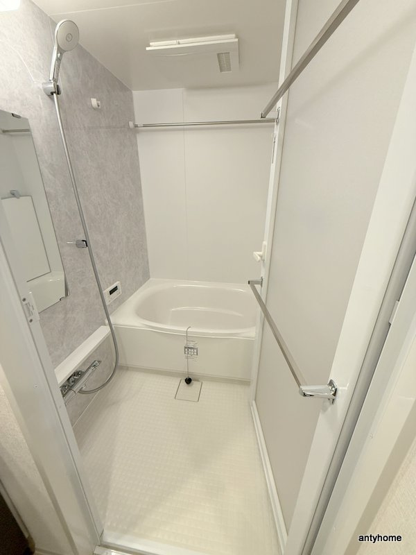 コンフォリア・リヴ博労町一丁目Q　仲介手数料無料の浴室