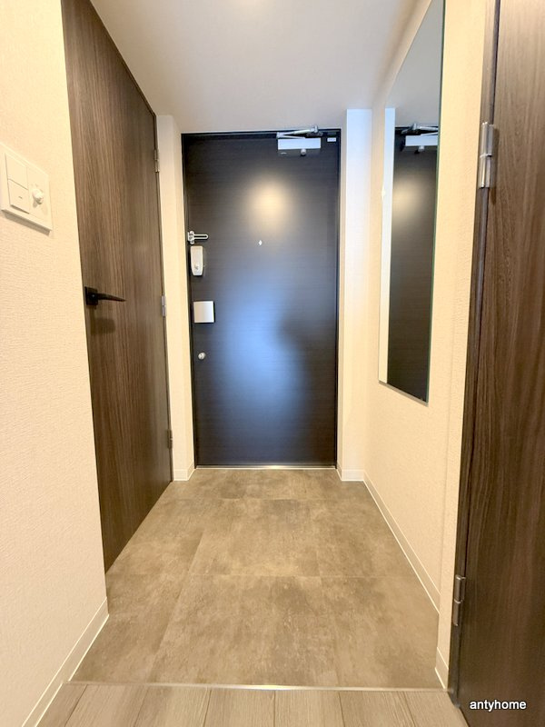 コンフォリア・リヴ博労町一丁目Q　仲介手数料無料の玄関