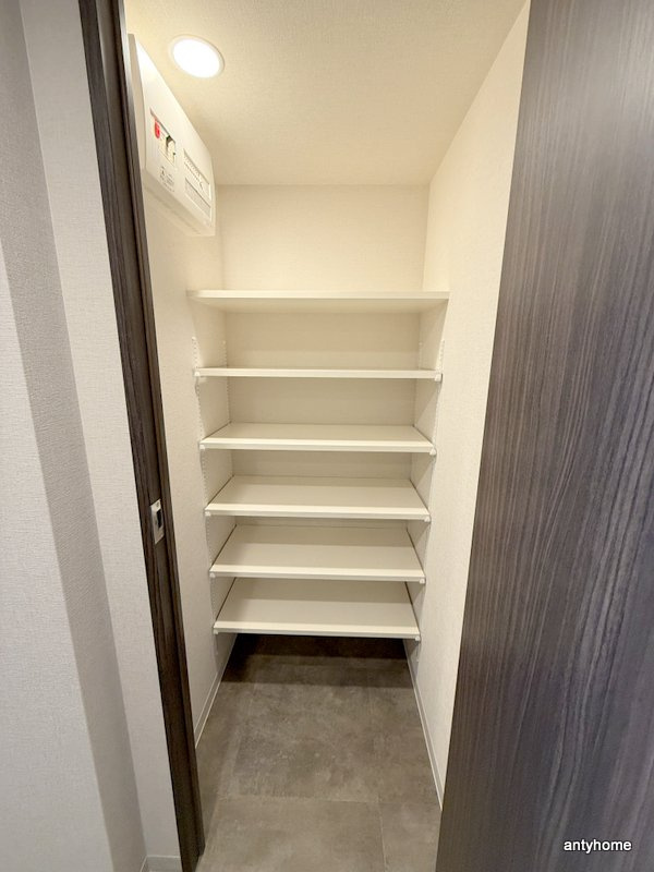 コンフォリア・リヴ博労町一丁目Q　仲介手数料無料の収納