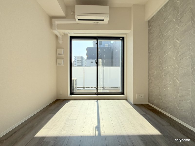 コンフォリア・リヴ博労町一丁目Q　仲介手数料無料の居間・リビング