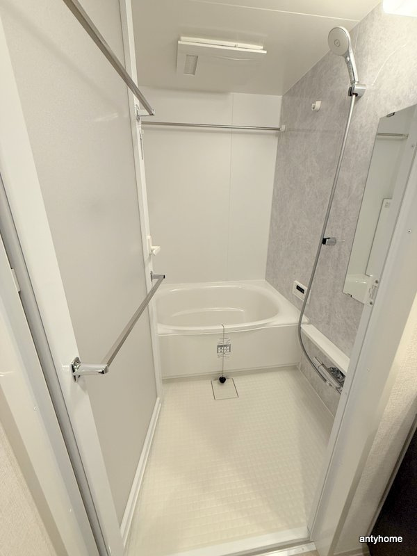 コンフォリア・リヴ博労町一丁目Q　仲介手数料無料の浴室