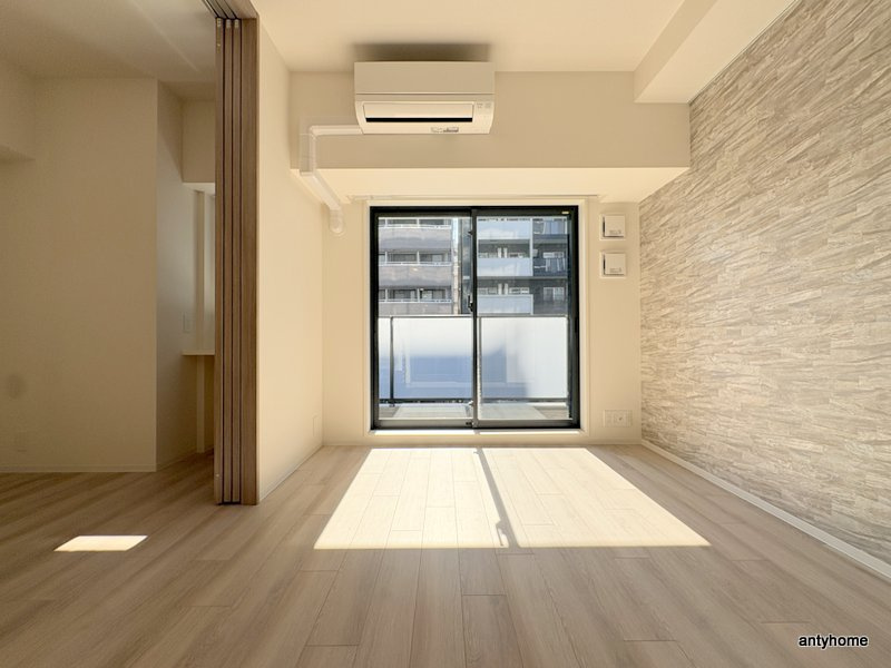 コンフォリア・リヴ博労町一丁目Q　仲介手数料無料の居間・リビング