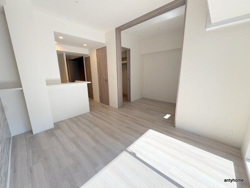 コンフォリア・リヴ博労町一丁目Q　仲介手数料無料の居間・リビング