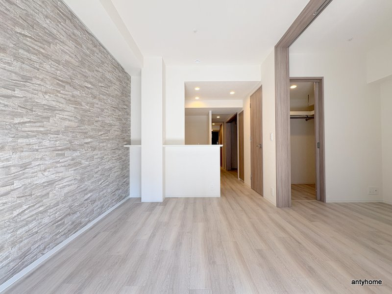 コンフォリア・リヴ博労町一丁目Q　仲介手数料無料の居間・リビング