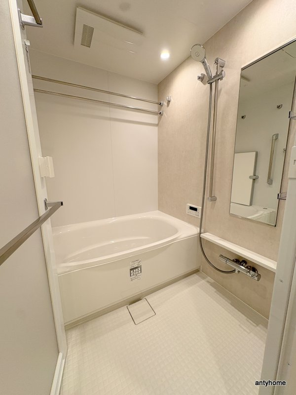 コンフォリア・リヴ博労町一丁目Q　仲介手数料無料の浴室