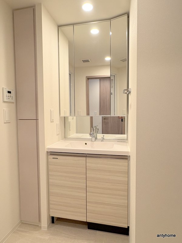 コンフォリア・リヴ博労町一丁目Q　仲介手数料無料の洗面所