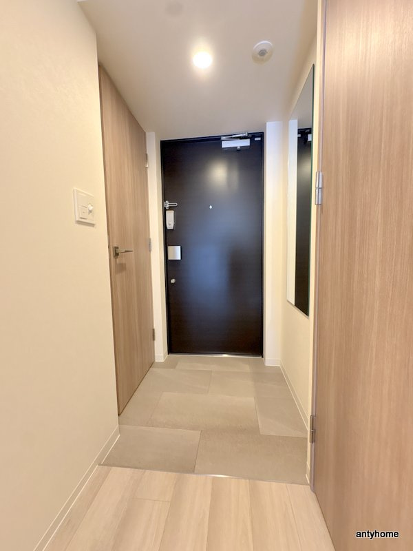 コンフォリア・リヴ博労町一丁目Q　仲介手数料無料の玄関